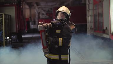 女<strong>消防</strong>队员肖像穿完整的设备氧气面具紧急<strong>救援</strong>设备硬工具烟火卡车背景